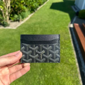 Svart Goyaard korthållare  - Snygg svart korthållare, nytt skick(aldrig använd), kommer med etikett och låda. Skriv om du har några frågor eller andra funderingar! (PRODUKTEN ÄR FAST PRIS)