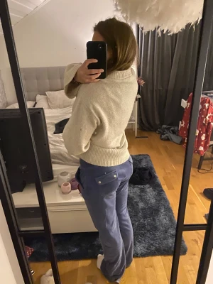 juicy couture - Säljer ett par blå juicy couture byxor i storlek xs😊säljer då de inte kommer till användning. man kan se tecken på använing längst ner, då de e lite långa. pris kan diskuteras😄