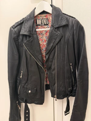 Svart skinnjacka Jofama by Kenza - Snygg svart skinnjacka från Jofama by Kenza, lite slitage i dragkedjorna, innerfickan har ett hål. Strl. 36