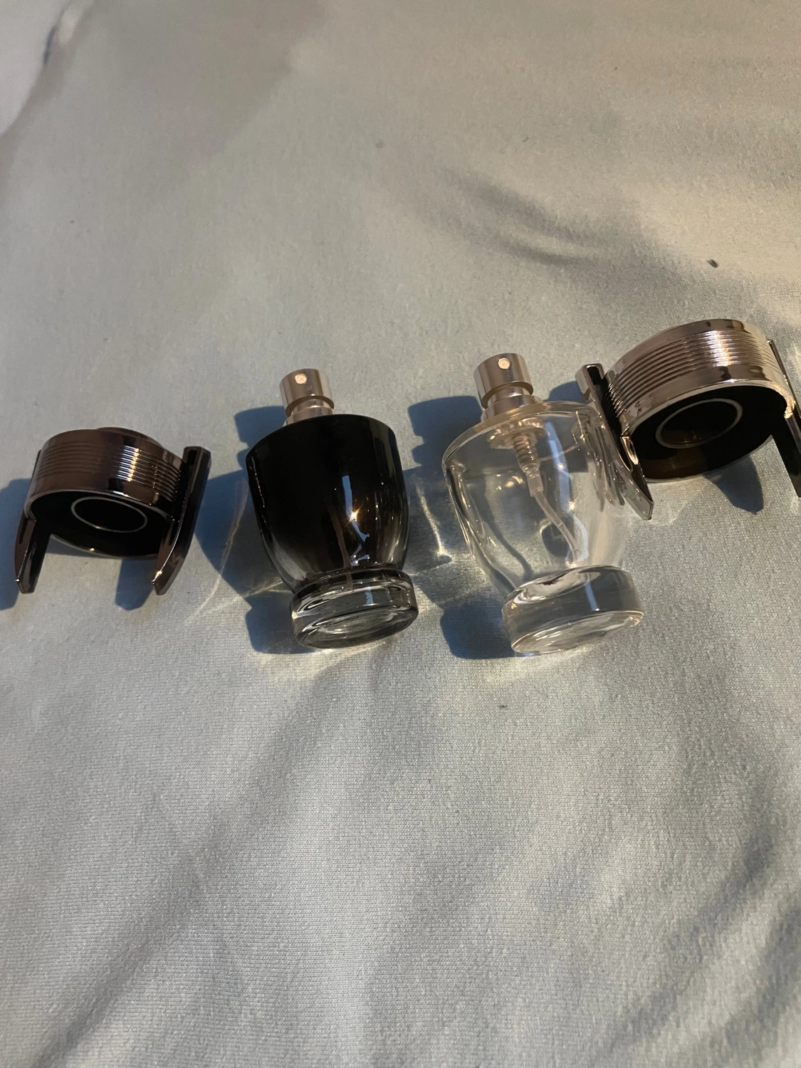 Två tomma mini invictus parfymer