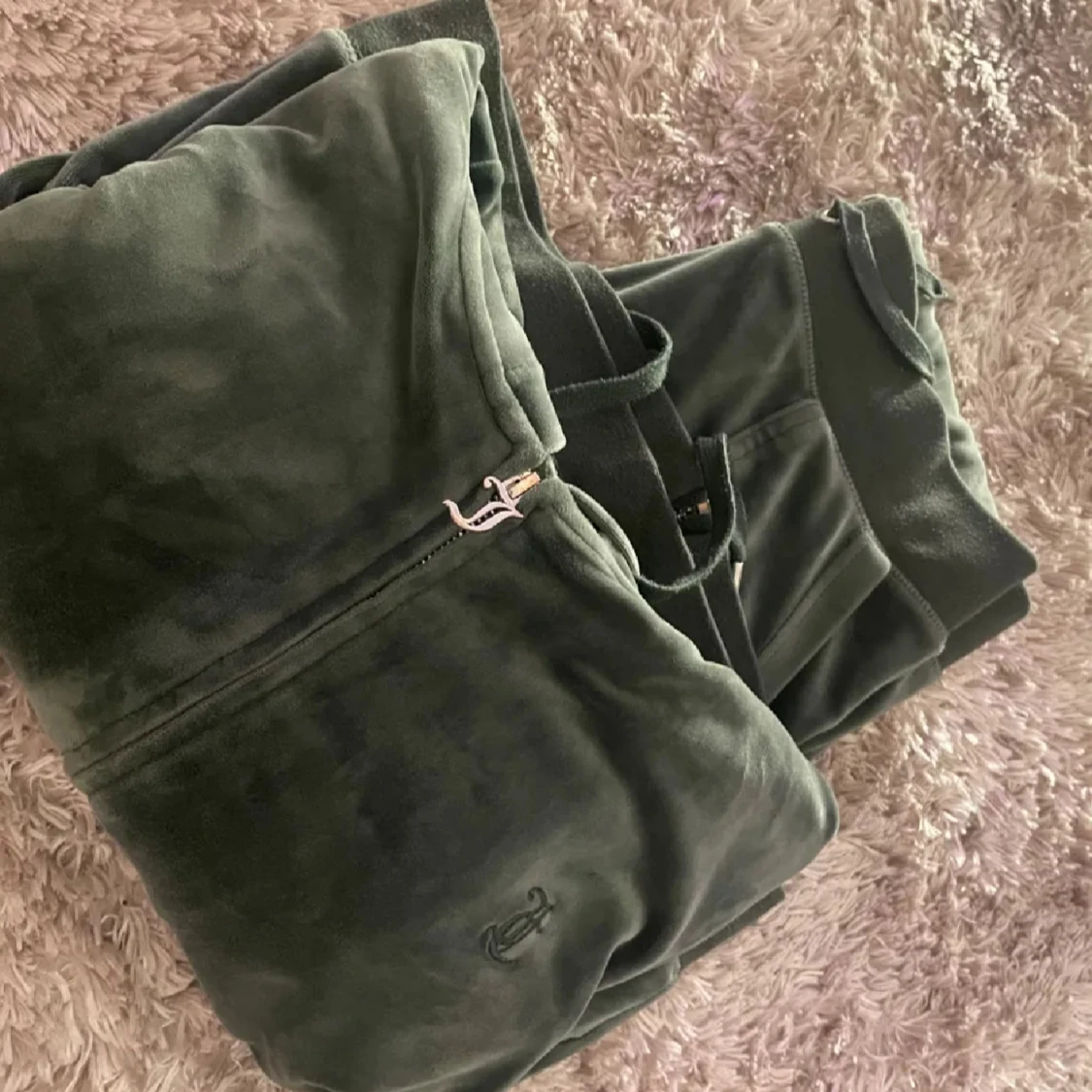 Mörkgrön velour hoodie från Juicy Couture - 2