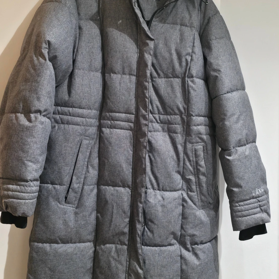 Grå lång pufferjacka från Tribute XL