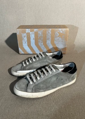 Golden Goose Superstar - Storlek: 41 EU | Färg: Moss Grön | Skick: Okej (sliten & smutsig mocka, sko sulan har lossnat lite vid området bak av skon) | Material: Mocka | Tillbehör: Box | Pris: 1399kr | Dm för frågor. 