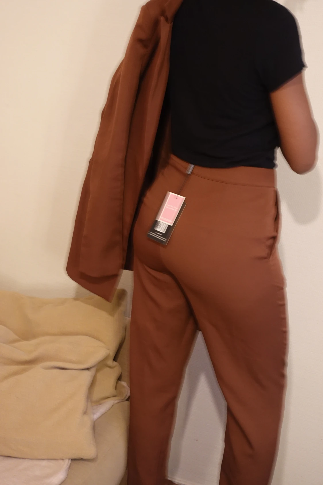 Brun kostym från PrettyLittleThing - 4