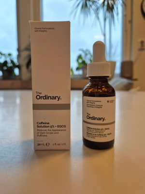 The Ordinary Caffeine Solution 5% + EGCG - Caffeine Solution 5% + EGCG från The Ordinary. Perfekt för att minska mörka ringar och puffighet under ögonen. Transparent, lättflytande formula som absorberas snabbt. Testad men passar inte min hy.