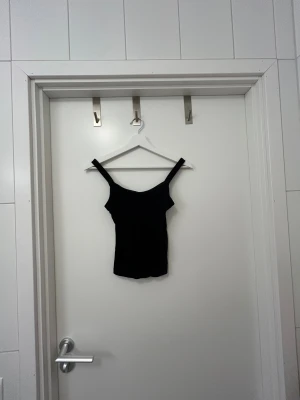 Svart ribbad topp från Gina Tricot - Svart ribbad topp från Gina Tricot, storlek Small🙌🏼