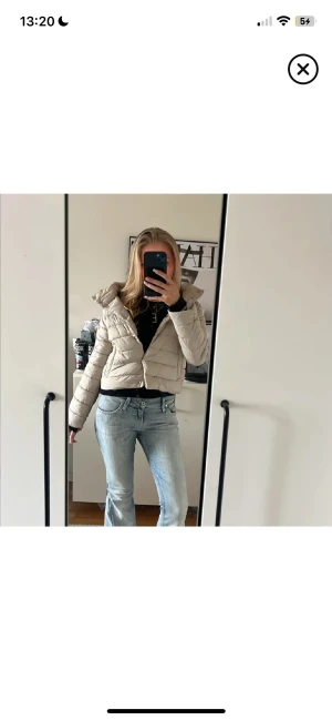 Herno liknande jacka 💞 - Säljer en vit liknande herno jacka. Köptes denna höst och är nästan aldrig använd och passar till alla outfits !💞sitter som en xs och är precis som herno och lika varm! Nytt skick💓