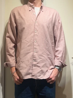 👔 Oscar Jacobson - L, Rosa, Fint skick! - 🧚Fantastisk ljusrosa linneskjorta från Oscar Jacobson i grymt skick!⚡️ 📏 Storlek: L 🎨 Färg: Rosa 🔍 Skick: Fint skick! Pris: 299kr 💫