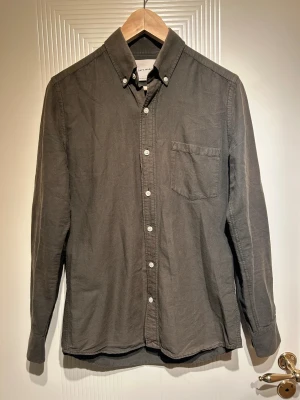 👔A Day’s March - S, Mörkgrön, Bra skick! - 🧚Riktigt schysst mörkgrön skjorta från A Day’s March med bekväm passform passar kanon alla sammanhang. Finns en knapp som är lite lös men märks varken när man knäpper eller visuellt👕 📏 Storlek: S 🎨 Färg: Mörkgrön 🔍 Skick: Fint skick! Pris: 199kr 💫