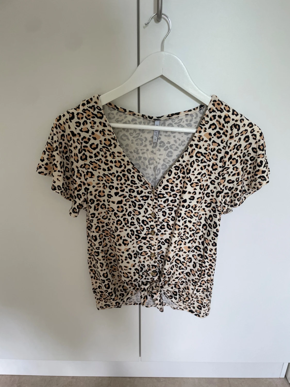 Leopardmönstrad topp med knyt