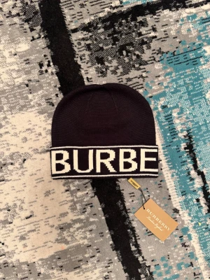 Burberry mössa - Svart stilig Burberry mössa perfekt för den kommande vintersäsongen skriv ifall du undrar något 