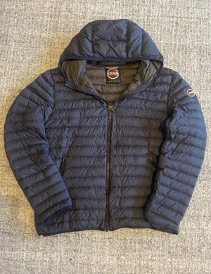 Colmar jacka - Hej! Säljer en blå colmar jacka. Storlek M/L, passar dig som är 180-190. Nypris kostar jackan 4000 kr, vi säljer den för 1299. Jackan är i ett riktigt fint skick. Givetvis äkta ✅ MVH Snusmumriken