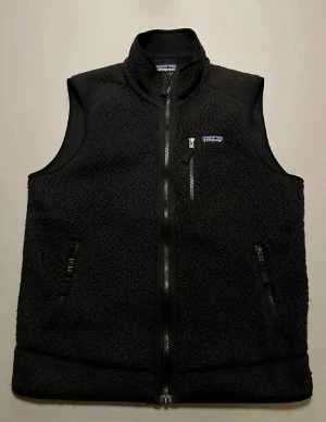 Patagonia väst - Hej, säljer nu min extremt fina och eftertraktade väst från märket patagonia. Västen är i fint och passar bra till kyligare dagar. Skriv vid funderingar!