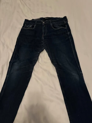 Replay mörkblå jeans tapered fit - Säljer ett par mörkblå jeans från Replay riktigt snygga nu till wintern och våren ganska slim men stretchiga riktigt sköna Jeans funkar till allt. W34 L34