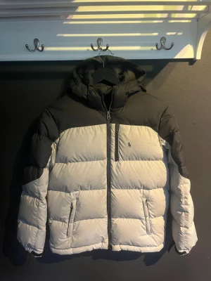 Ralph lauren jacka - Checka in mina andra jackor!                                          Ralph lauren jacka perfekt för vintern och i bra skick, finns några små defekter. Tveka inte med fråger! Storleken är L ungdomstorlek passar xs