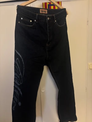 Corteiz Jeans - Corteiz Jeans Storlek 32 (sitter baggy) perfekt skick, använt fåtal gånger och inget som är märkvärdigt.