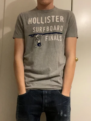 Grå Hollister T-Shirt - Grå T-Shirt från Hollister | Storlek Medium men passar som Small/Medium | Mycket bra skick | Modellen är 173cm Skriv vid funderingar!