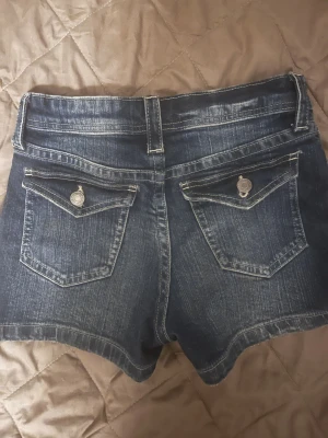 Mörkblå jeansshorts med fickor - Snygga mörkblå jeansshorts med cool fickor. De är i storlek 164 Men sitter Bra på lite större en så också👍👍