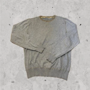 Blå Kashmir tröja - Stenströms - Blå Kashmir tröja från Stenströms. Kahsmirmix med 15% Kashmir. Skick: 9/10, väldigt fint skick,känns som ny. Storlek: M. Nypris: 1700kr. Har ringar runt armbågarna (se bild 3) Kontakta mig för fler bilder eller info!🙌