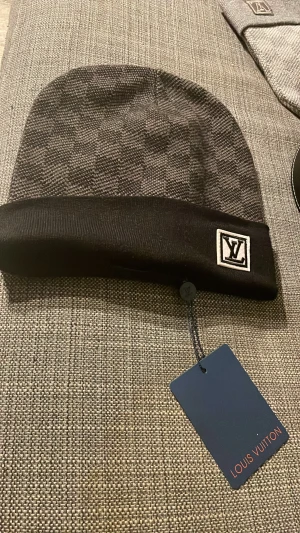  svart och grå mössa - Dm vid intresse 