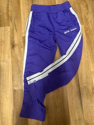 Palm Angels - Lila Palm Angels byxor i färgen lila. Storlek M