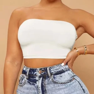 Vit topp - Säljer en helt ny vit topp från Shein i storlek XS. Toppen är aldrig använd och har en snygg snörning i ryggen.🩷