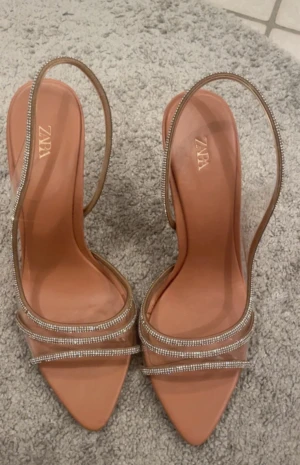 Klackskor - Fina klackar ifrån Zara i storlek 39. Lite stenar har lossnat samt att skorna är lite skadade på spetsen