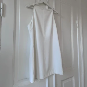 Vit Zara klänning  - Perfekt stilren klänning för studenten. Mer figursydd än vad man ser på bild. Strl L men sitter som en M! 