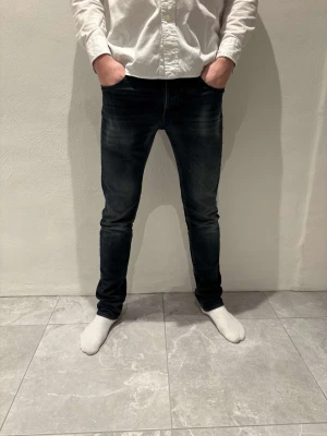 Replay Grover mörkblå jeans straight fit - Snygga Replay Grover jeans i mörkblå färg. Straight fit-modell och läderpatch med Replay-logga bak. Jeansen har smal passform och är tillverkade i stretchigt denim för extra komfort. Storleken är i W29 L32