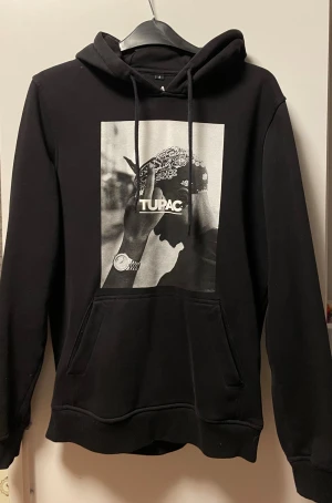 Tupac hoodie  - Riktigt snygg Tupac hoodie för dig me suverän klädsmak, använd fåtal gånger