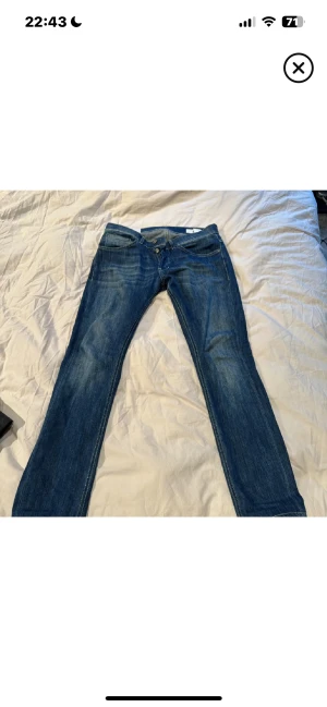 Dondup George 32 - Säljer nu ett par Dondup jeans modellen George i storlek 32. De är i en riktigt schysst blå tvätt.  | Nypris 3400 Mitt pris 899 priset går att diskutera, tveka inte på att ställa några frågor.