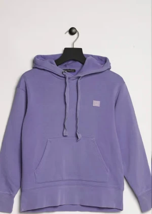 Acne Studios hoodie face logo - Säljer en snygg stilren ljuslila hoodie från Acne Studios😊 Mjuk insida i fleece, stor Acne Studios-logga på bröstet. Storlek S - Normal/Oversized passform och riktigt skön bomullskvalitet. Mycket bra skick då jag inte fått användning för den. 