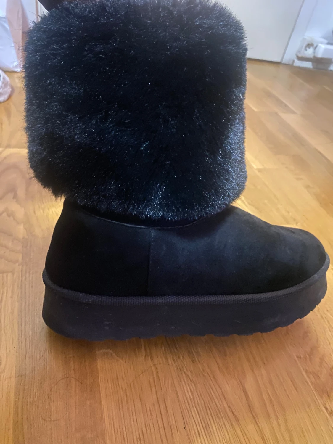 Svarta fluffiga boots med platåsula