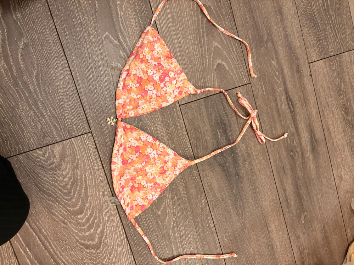 Ett blommigt bikiniset
