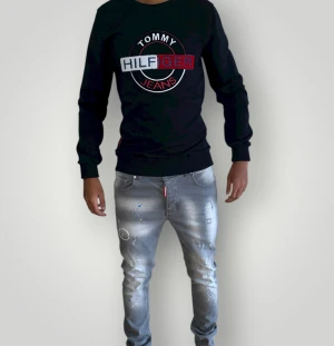 Tommy Hilfiger tröja strl XS  - Helt ny. Fin replika med grym kvalitet. Modellen är 175cm lång. Normal i passform. Pris: 699kr. Först till kvarn som gäller.
