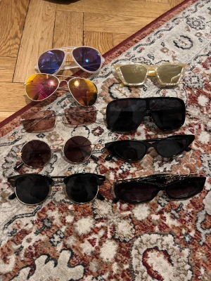 Solglasögon - Säljer 1 par solglasögon för 30kr och 4 par för 100kr. Skriv för fler bilder 