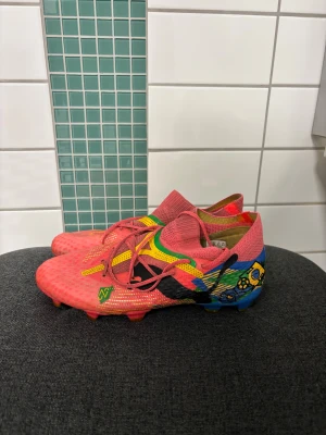 Puma future elite brazil edition  - Säljer ett par nästan oanvända puma som jag ba använde på försäsongen, inga skador eller slitage nånstans. Håller i ett par säsonger. Har du frågor eller vill ha fler bilder så skicka till mig. ( priset kan diskuteras)