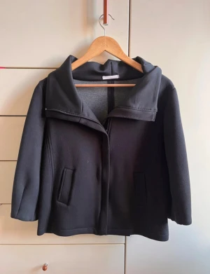 Marinblå trekvartsärm jacka - Suuuper snygg trekvartsärm kappa / jacka från top white som är köpt på en mini boutique i marbella ☺️  