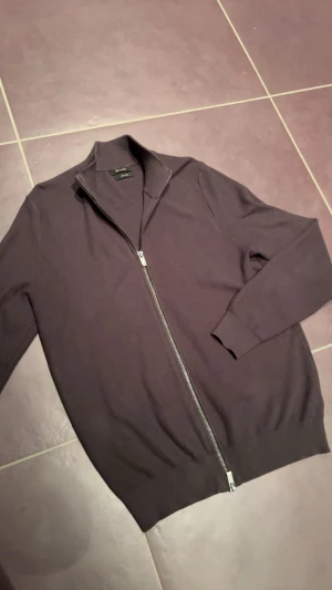Mörkgrå kofta från Massimo Dutti - Tjena! Säljer nu en sjukt snygg stickad fullzip från Massimo Dutti. Tröjan i sjukt bra skick och ej nopprig därav det lite högre priset👌 hör av er vid frågor eller funderingar, priset är ej hugget i sten🤝🙌😁