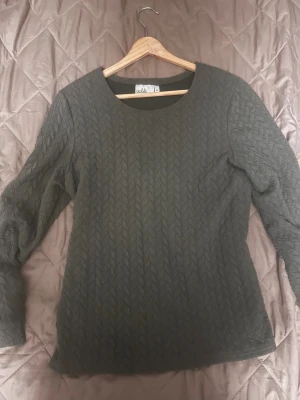 Olivgrön stickad tröja från Wolle - Snygg olivgrön stickad tröja från Wolle, Buda😊