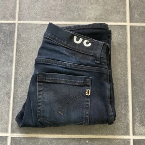 Dondup George - Säljer dessa Dondup George jeans i storlek 30 är såklart i bra skick och passar perfekt nu inför jul. Sista bilden är mått bild, Mått A: 36cm Mått B: 104cm