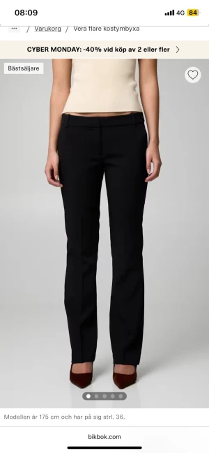 Svarta kostymbyxor från Bik Bok - Modellen är Vera