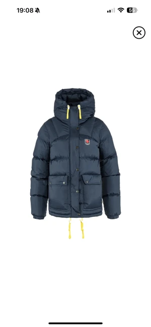 Mörkblå dunjacka från Fjällräven BYTES - Undrar om någon är intresserad av att byta jacka med mig ? Fjällräven mörkblå expedition down lite Woman M mot en i Ljusgrå, svart eller Mörkgrön? ❤️ Jackan är i jätte bra skick inga defekter !!