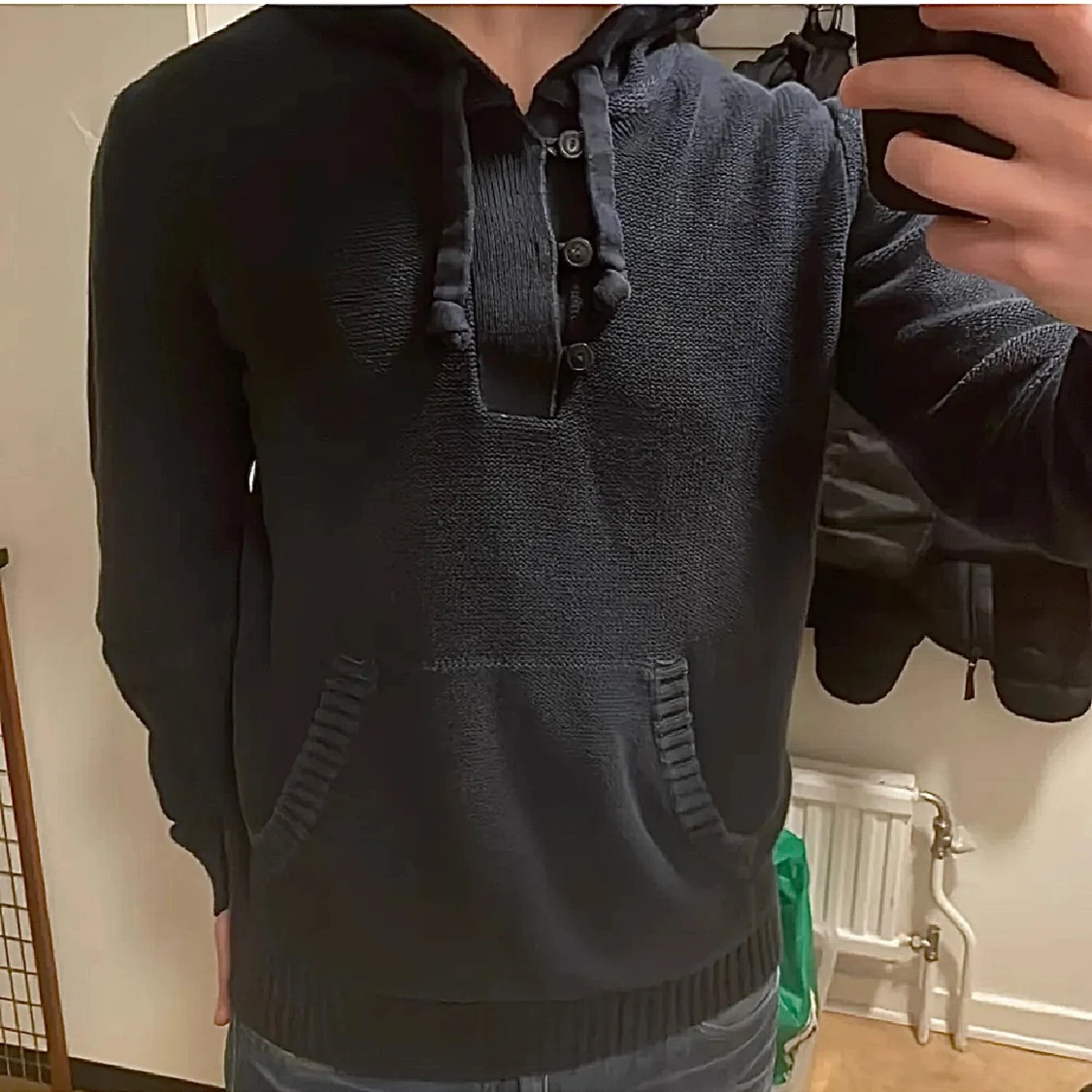 Blå stickad hoodie - 1