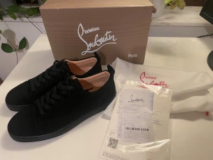 Louboutin skor - Svarta skor/sneakers från Christian Louboutin i storlek 42. Helt nya, inte använda och box, dust bag och kvitto finns. Köpta för drygt 1 år sedan men har bara stått, därför som jag säljer. Byte och pris kan diskuteras. Skriv gärna vid frågor!