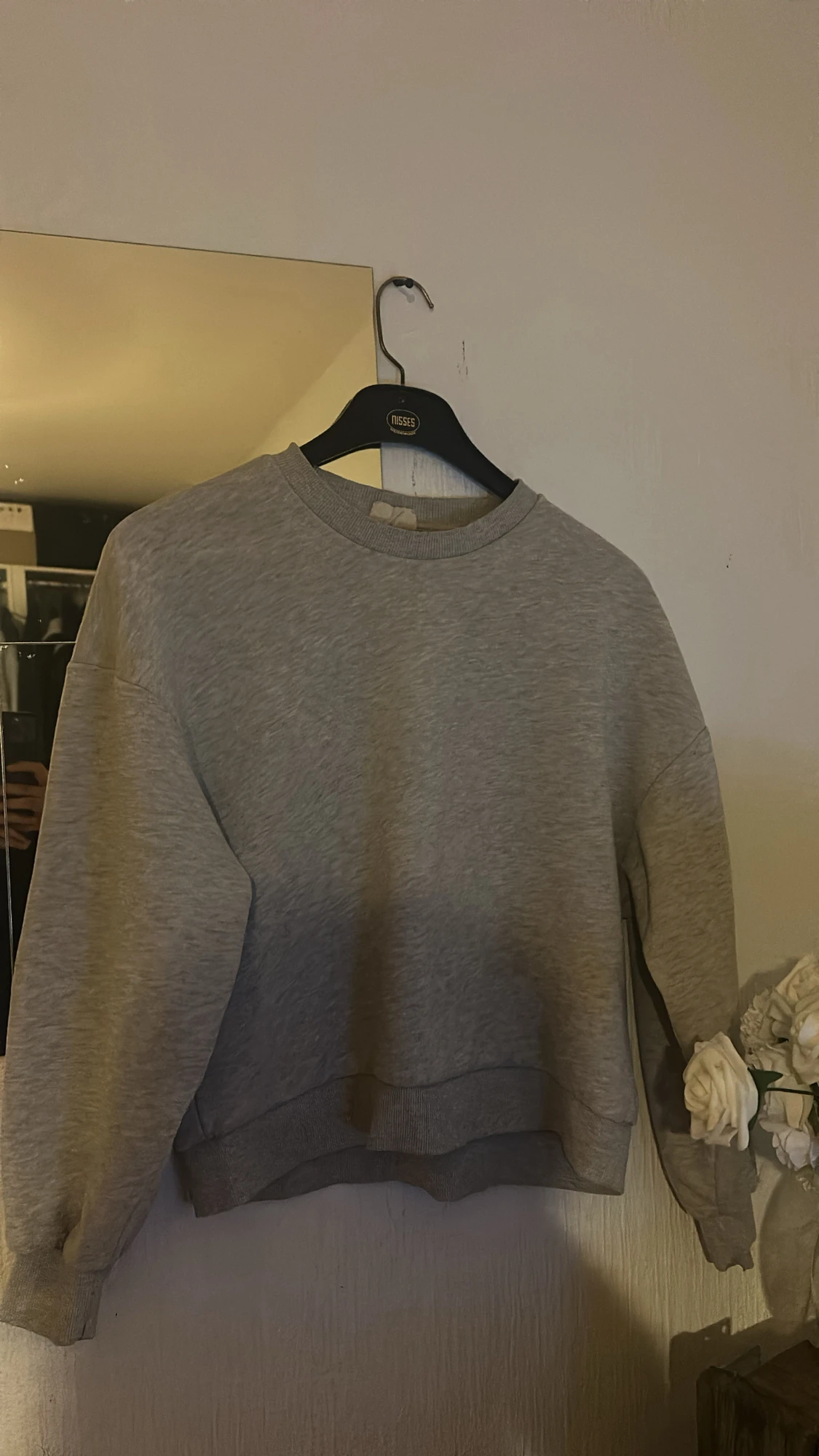 Grå sweatshirt med rund hals