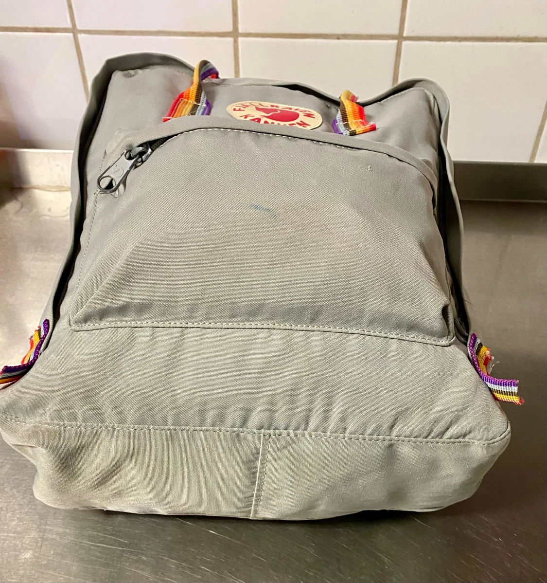 Grå Fjällräven Kånken ryggsäck med regnbågsband - 5