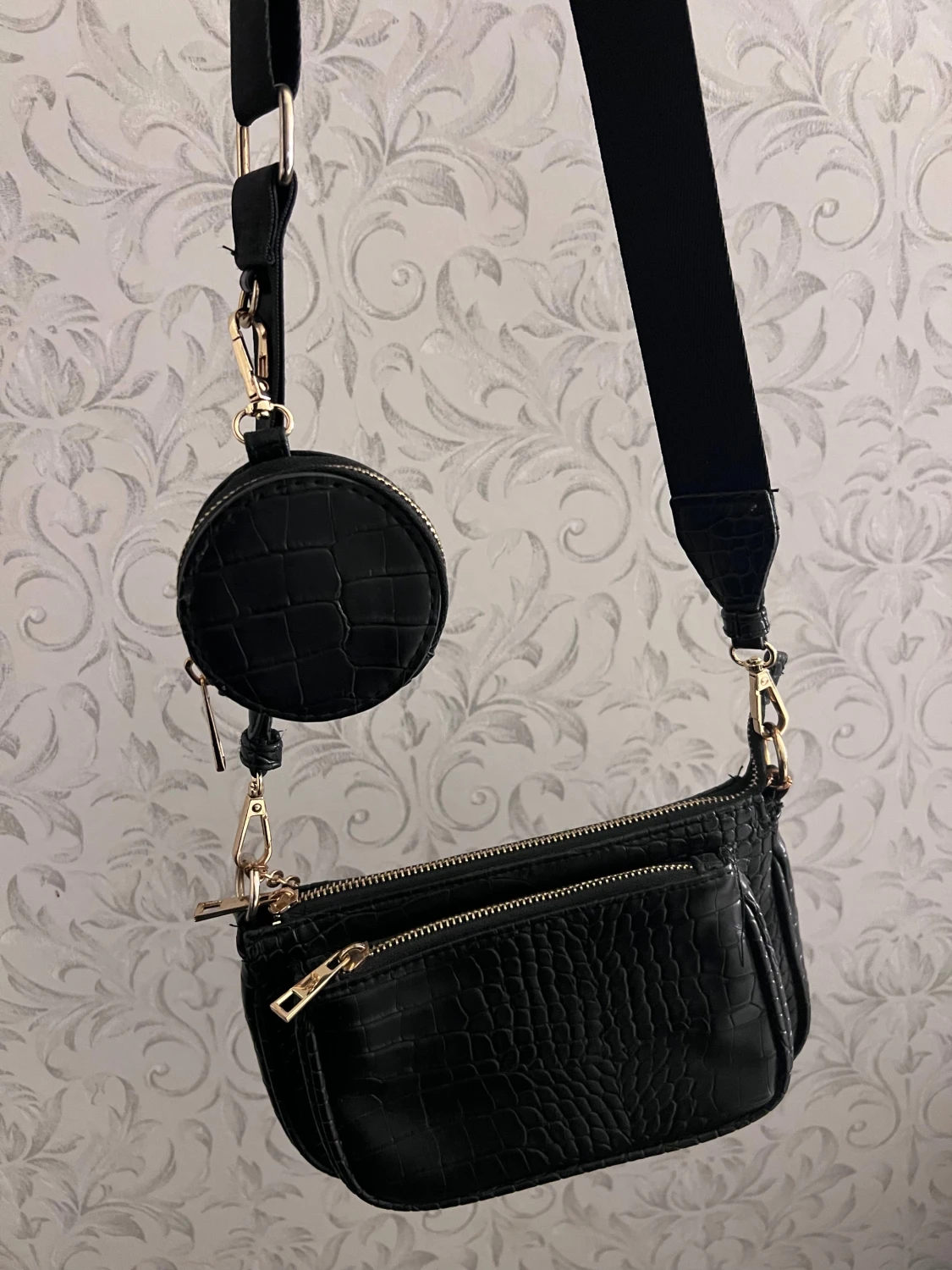 Svart axelväska med croco-mönster