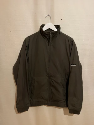 Mörkgrön Peak Performance jacka - Säljer denna sjukt snygga jackan från Peak Performance⭐️ Färgen är mörkgrön och storleken är L✅ Den har inga defekter och skicket är utomordentligt🙌🤝 Sjukt najs passform och passar perfekt till hösten🍁🙌 Tveka inte på att höra av er dig vid minsta fråga eller fundering😊