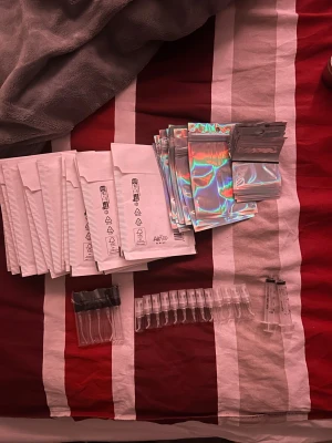 Parfym sampels startkit  - Jag säljer ett startkit om du vill sälja små sampels av dina parfymer. Till får man bubbelplast kuvert, små plastpåsar och även 2 ml sample flaskor och några 5 ml sample flaskor. Även två sprutor